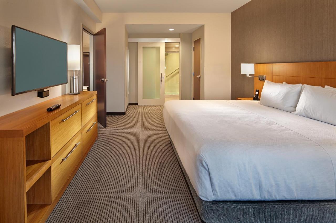 Hyatt Place Warwick/Providence Airport Exterior photo